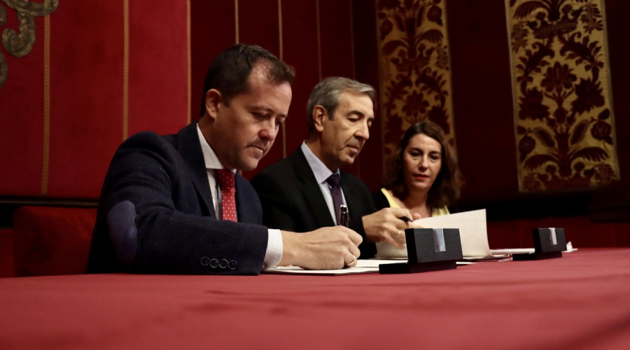 Velázquez firma el convenio con Cáritas para el Centro de Personas sin Hogar “Cardenal González Martín”